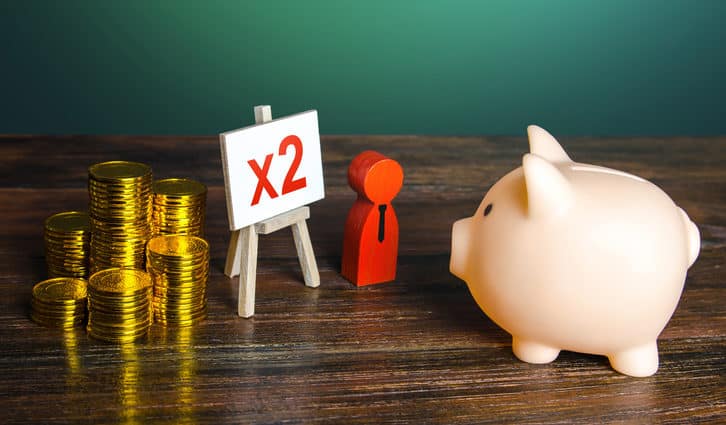 The man promises an increase in savings to a piggy bank. Attract investments and deposits. Illegal financial pyramid, fraud. Cashback shopping bonus. Return on investment ROI. Gambling and bookmakers